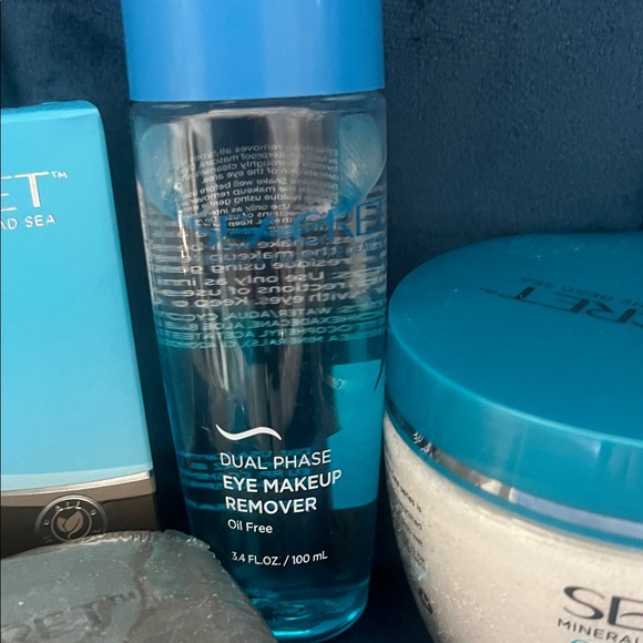 Seacret Skincare Set with Blue Accents - Picture 3 of 5